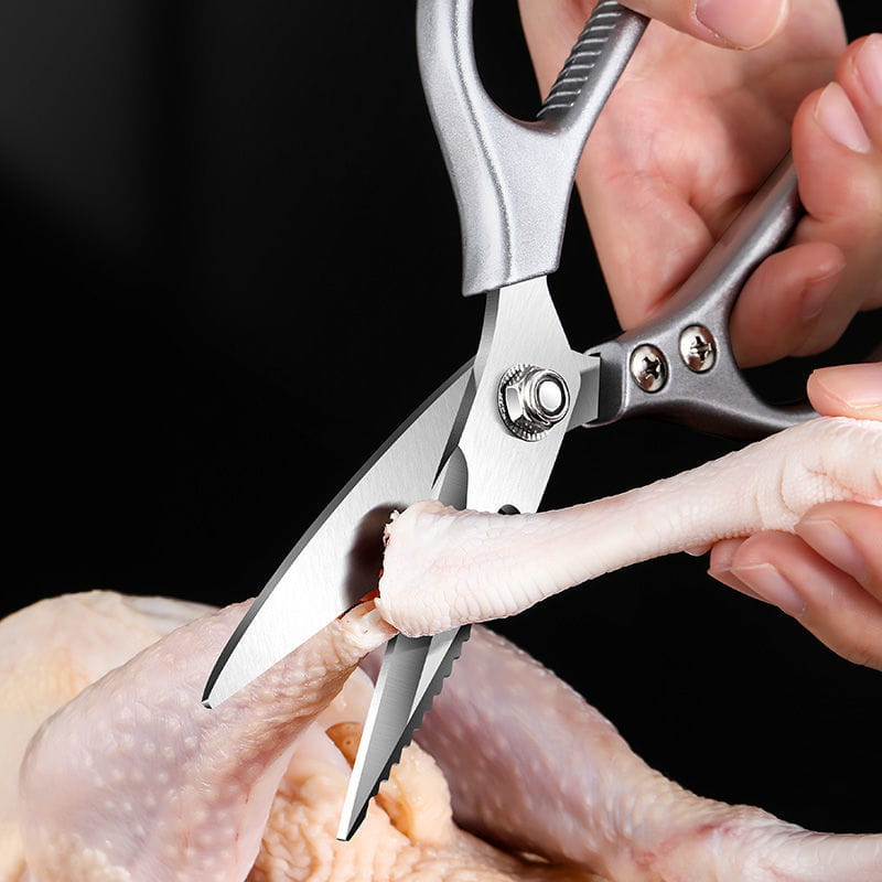 Küchen-Scheren aus silbernem Edelstahl mit strukturierten Griffen und gezahnten Klingen, ausgelegt für Fleisch und Meeresfrüchte.