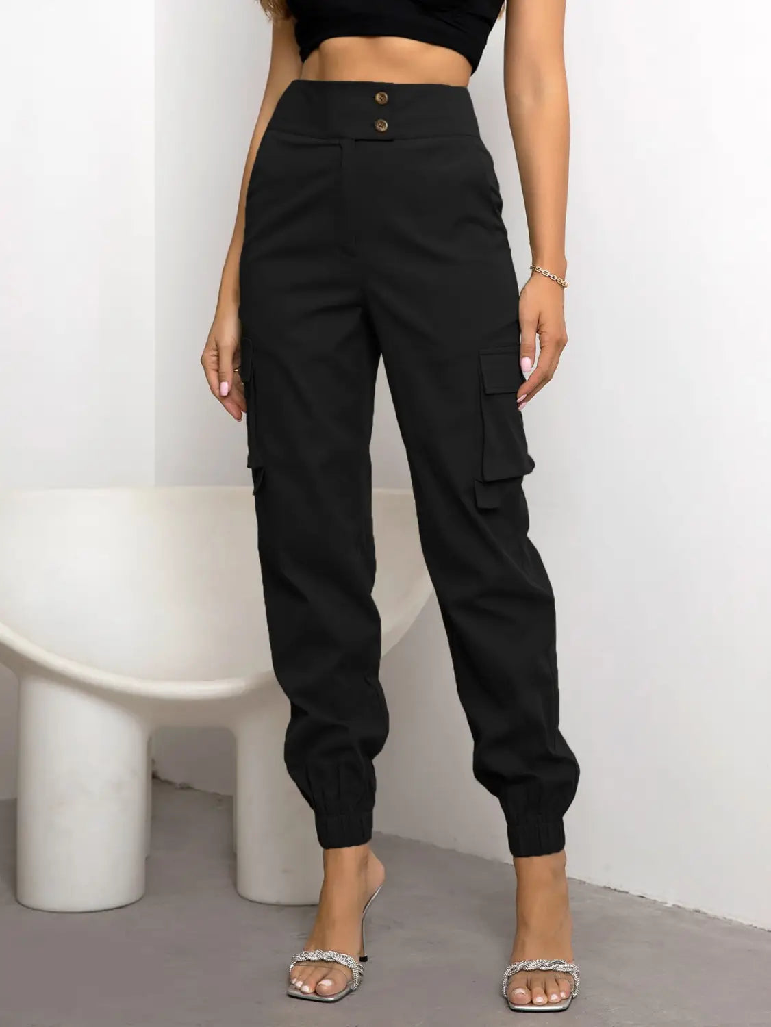 pantalon cargo noir taille haute pour femmes en polyester, avec jambes fuselées, fermetures à boutons et poignets élastiques