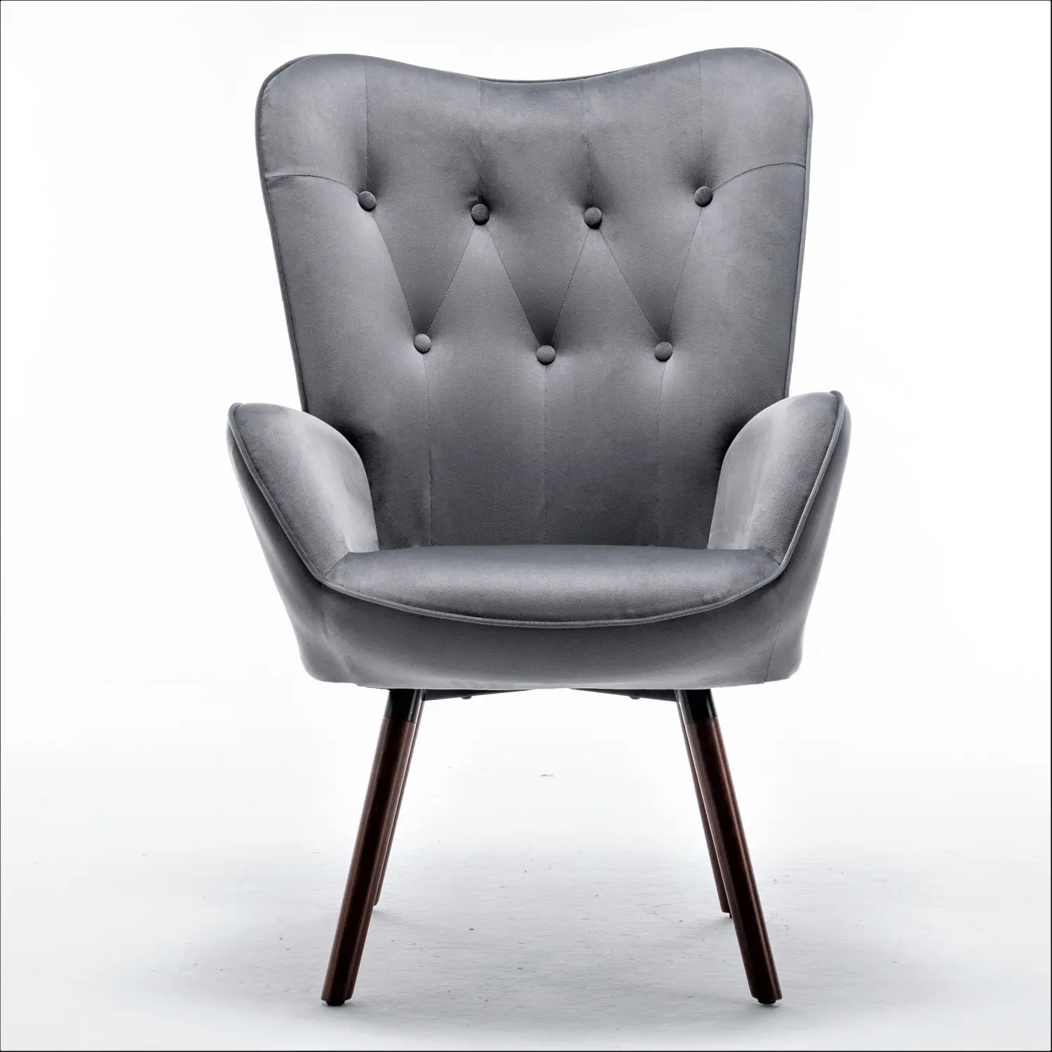Mid-Century-Wingback-Akzentstuhl mit grauem, geknöpftem, plüschigem Samtbezug und dunklen Holzbeinen.