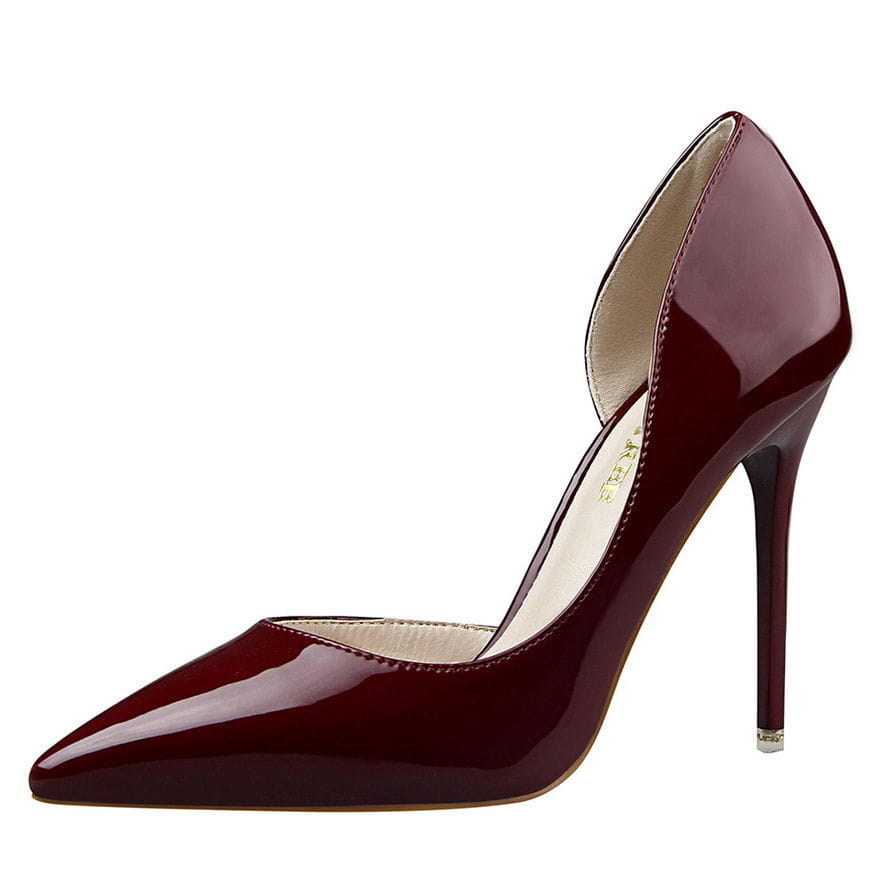 Pumps aus bordeauxfarbenem Lackleder mit spitzer Zehenpartie und D’Orsay-Absatz, mit schmalem Stiletto-Absatz.