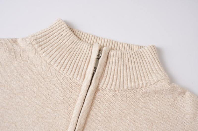 Pull en molleton pour homme, grande taille, demi-zip, de couleur crème, présentant une texture en maille côtelée et une fermeture frontale demi-zip.