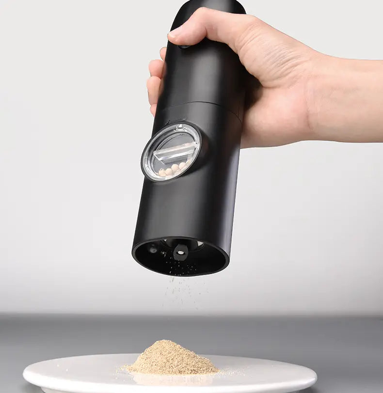 Moulin à poivre électrique noir avec fenêtre transparente laissant apparaître les grains de poivre à l’intérieur, partie d’un ensemble de moulin électrique à poivre et à sel rechargeable de type C.
