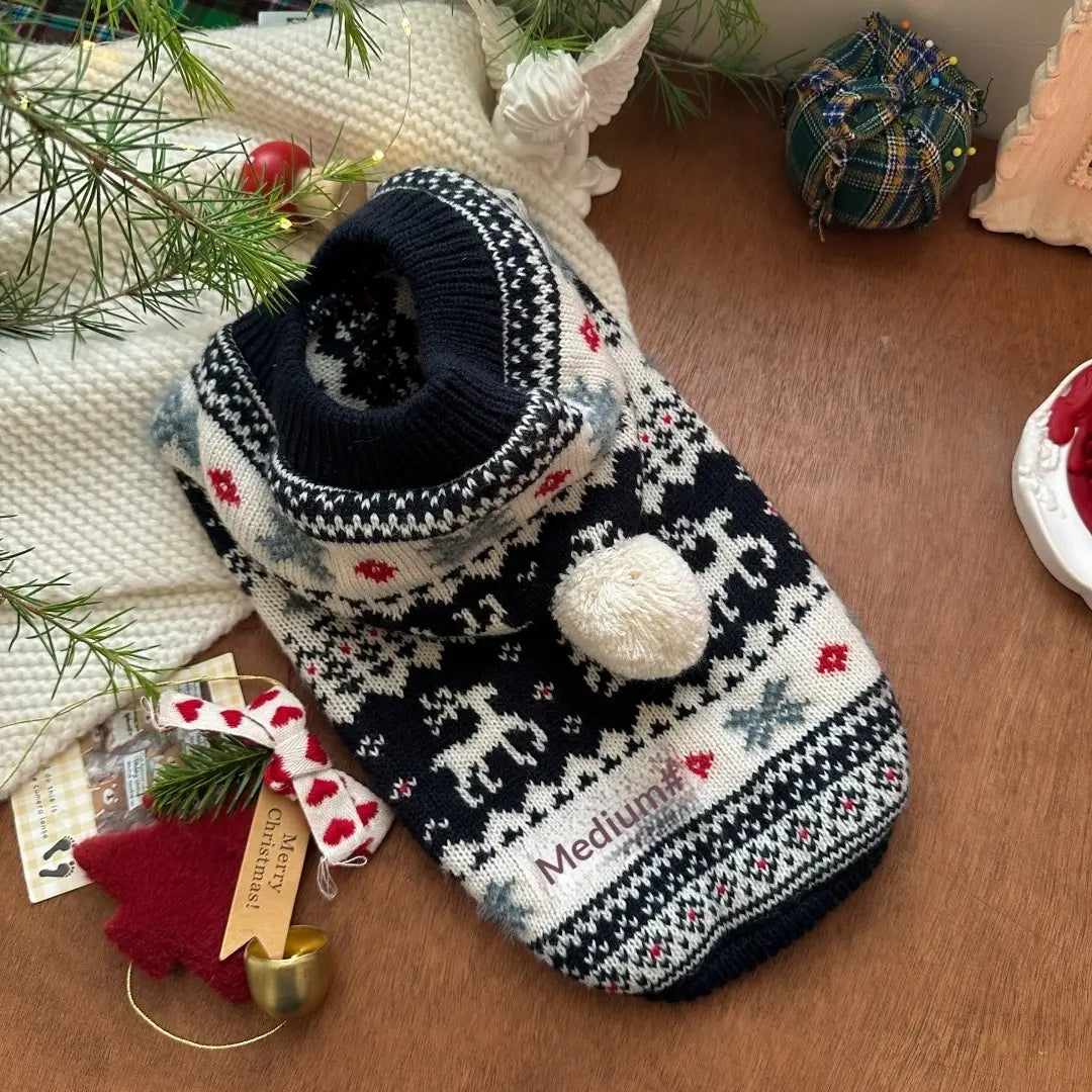 Pull en tricot nordique pour chien confortable noir, blanc et rouge, avec un motif festif de renne et un pompon duveteux, conçu pour des vêtements d’hiver chauds pour animaux de compagnie.