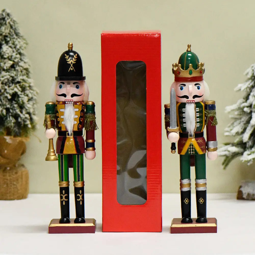 Zwei kunstvoll bemalte hölzerne Nussknacker-Soldaten-Weihnachtsdeko-Figuren, 30 cm, in schwarzer und goldener Uniform mit Helm und Glocke sowie königlicher grüner und roter Aufmachung mit Krone und Schwert.