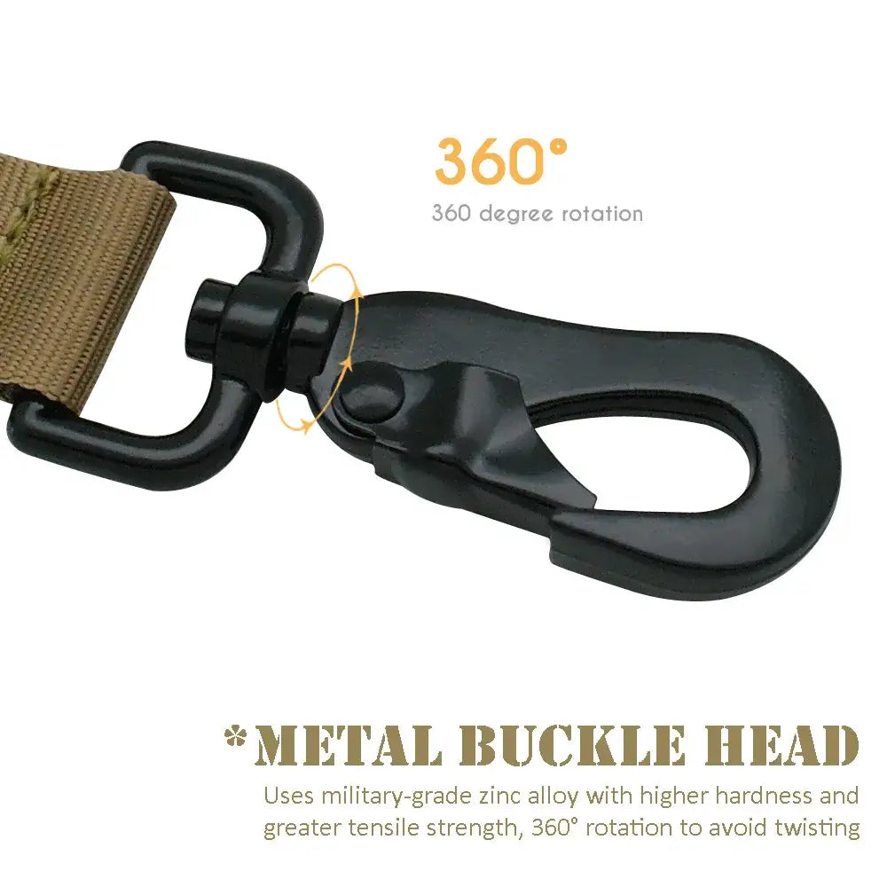 Mousqueton en métal noir avec tête de bouclage pivotant à 360 degrés fabriquée en alliage de zinc de qualité militaire, fixé à une laisse tactique en bungee élastique pour chien avec doubles poignées de contrôle.