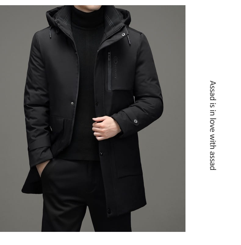 Abrigo de invierno acolchado con capucha negro para hombre con diseño moderno y elegante y marca sutil en el bolsillo del pecho, diseñado para uso en clima frío