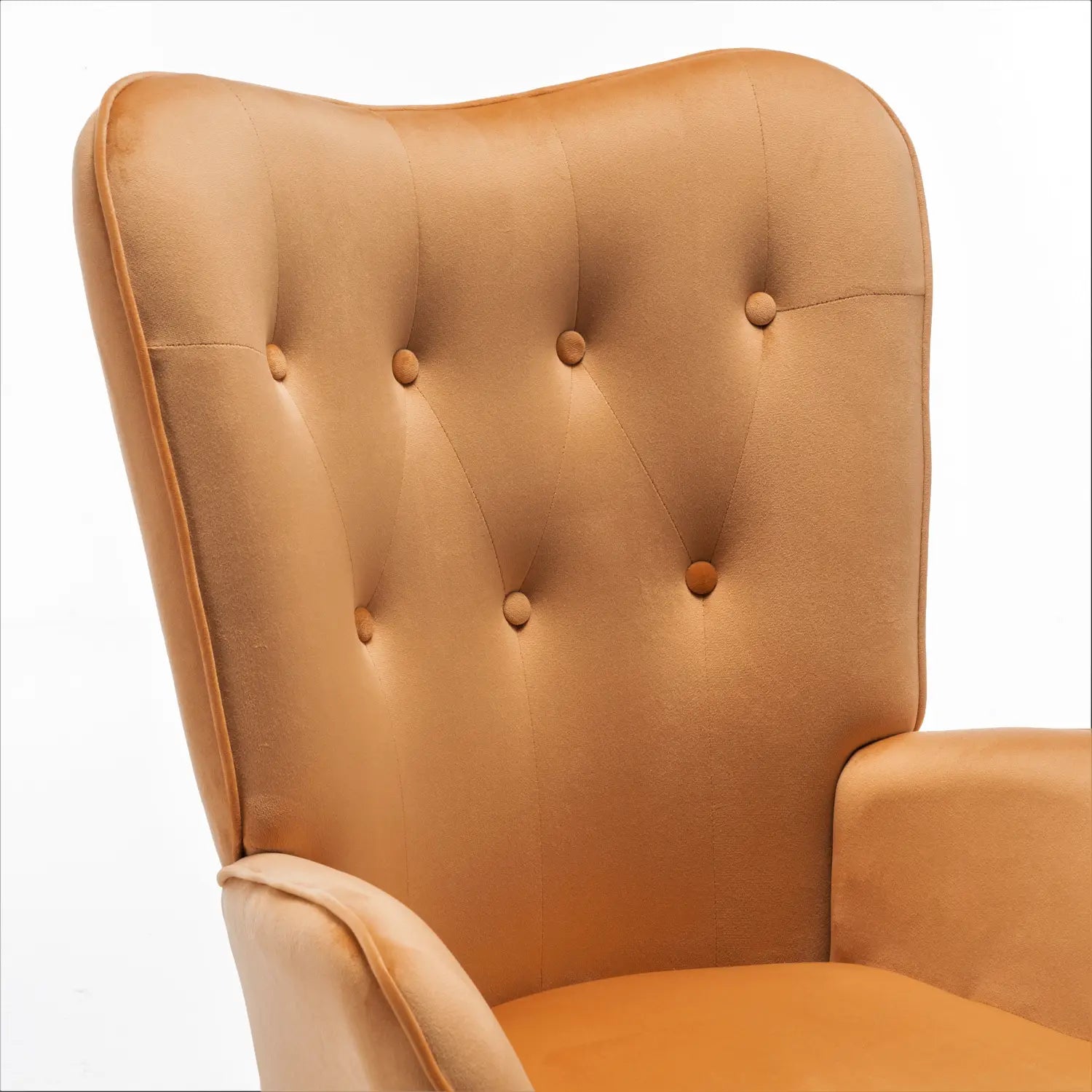Sillón de acento tipo wingback de estilo moderno de mediados de siglo en terciopelo color crema, con respaldo acolchado y detalles de botones en color amarillo mostaza