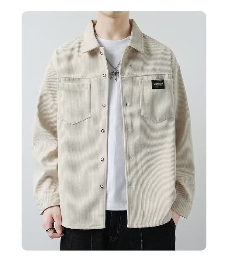 Herren Cordhemd im Casual-Stil mit Langarm in Beige mit vertikaler Rippstruktur und einem schwarzen rechteckigen Patch auf der linken Brust.