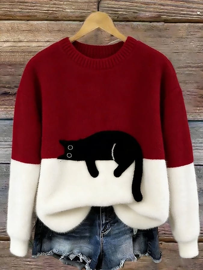 Rot-weißes farbblockiertes Strickfleece-Pulloveroberteil mit schwarzem Katzenapplikationsdesign für die Weihnachtszeit.