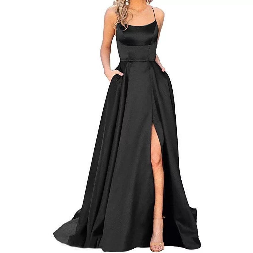 Ein elegantes schwarzes Satin-Bridesmaid-Party-Kleid mit hohem Schlitz, Maxi-Länge, quadratischem Ausschnitt und dünnen Spaghettiträgern.