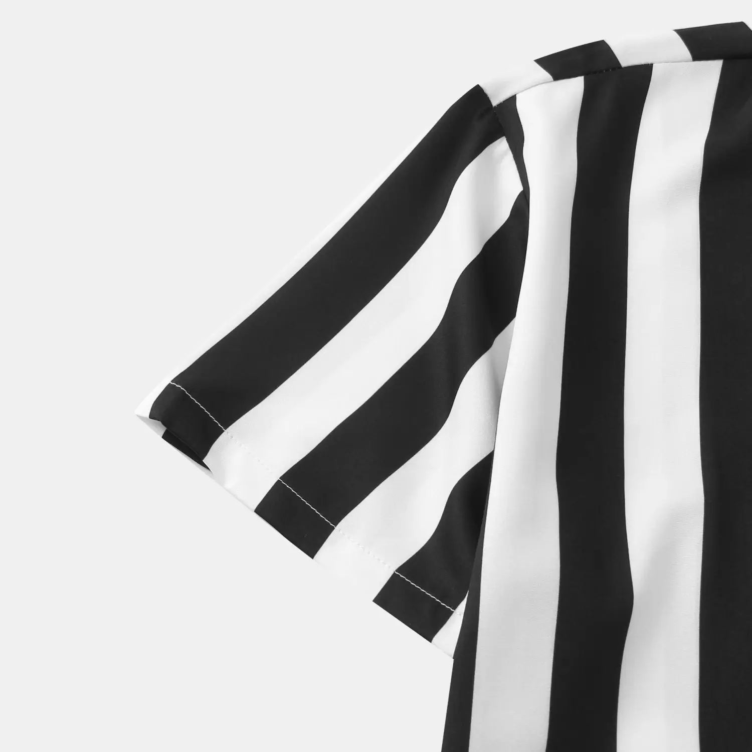 Chemise pour homme à rayures, à manches courtes, boutonnée sur le devant, aux rayures verticales noir et blanc, avec des coutures contrastantes, adaptée aux occasions décontractées et semi-formelles.