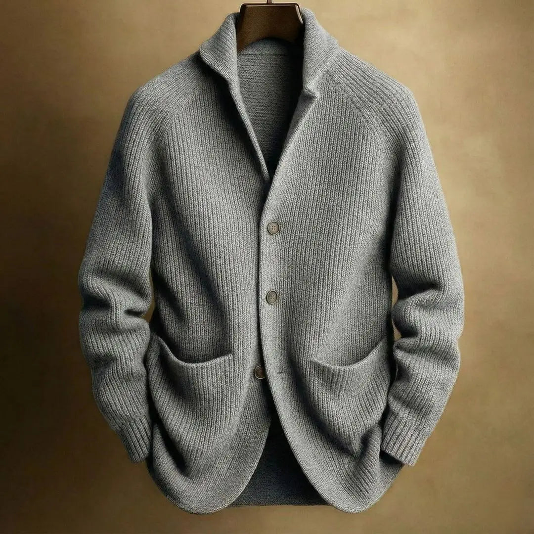 Herren-Strickcardigan im Casual-Stil mit Taschen, Knopfverschluss aus weichem meliertem grauem, geripptem Strick mit Steh-/Reverskragen und drei passend abgestimmten Knöpfen.