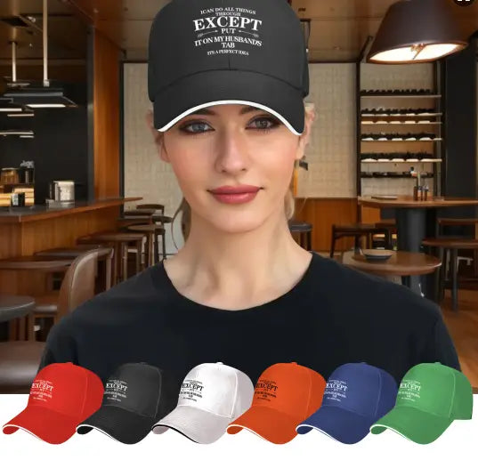 Casquette de baseball en noir brodé et chapeau de soleil pour femmes, avec du texte blanc indiquant « je peux tout faire sauf sur l’avant ».