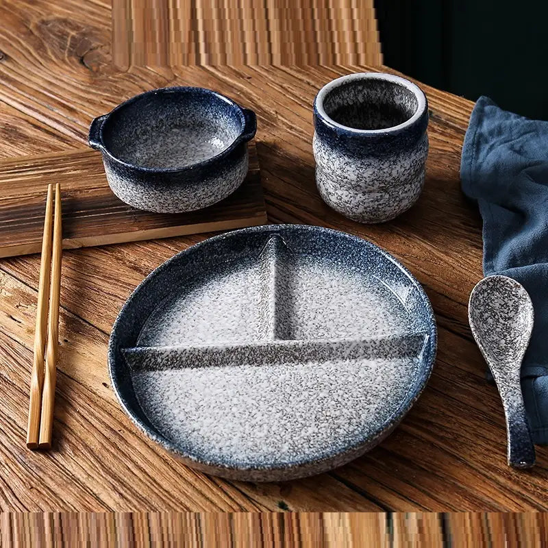 Service d’assiettes de dîner divisées en céramique avec glaçure à mouchetures, comprenant une céramique bleu et gris à mouchetures, un petit bol assiette divisé et une tasse cylindrique.