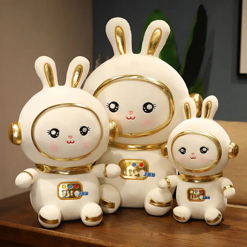 宇宙飛行士のウサギぬいぐるみ(宇宙ウサギ)シリーズから生まれた、金のアクセントと愛らしい表情が特徴の白い陶器製 宇宙飛行士のウサギフィギュア。