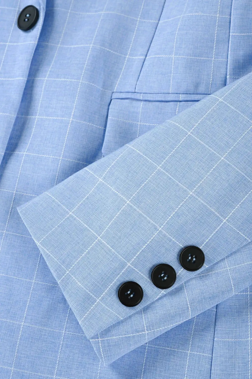 Hellblauer Karomuster-Business-Anzugjackenblazer mit dezentem weißem Karomuster und schwarzen Knöpfen an der Manschette.