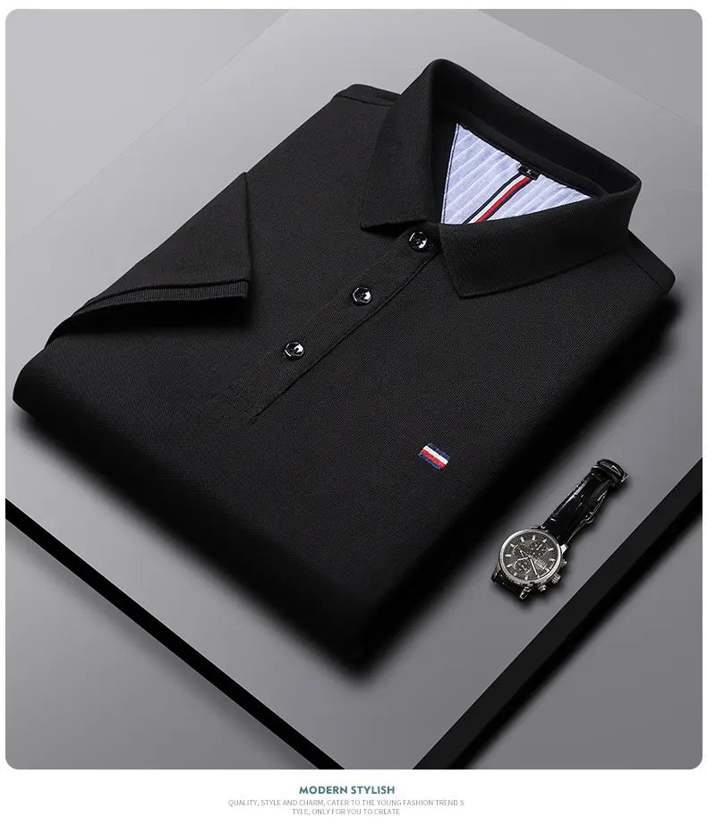 Herren-Poloshirt mit kurzem Ärmel als Casual-Sommeroberteil in Schwarz mit dezent strukturierter Webung, silbertönigen Knöpfen und einem kleinen Logo in Rot und Weiß auf der Brust.