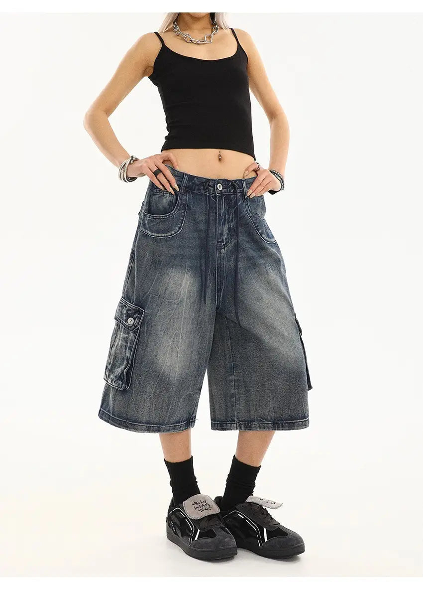 Pantalones cargo de mezclilla azul con corte de pierna recta en mezclilla oscura, con múltiples bolsillos para uso urbano.