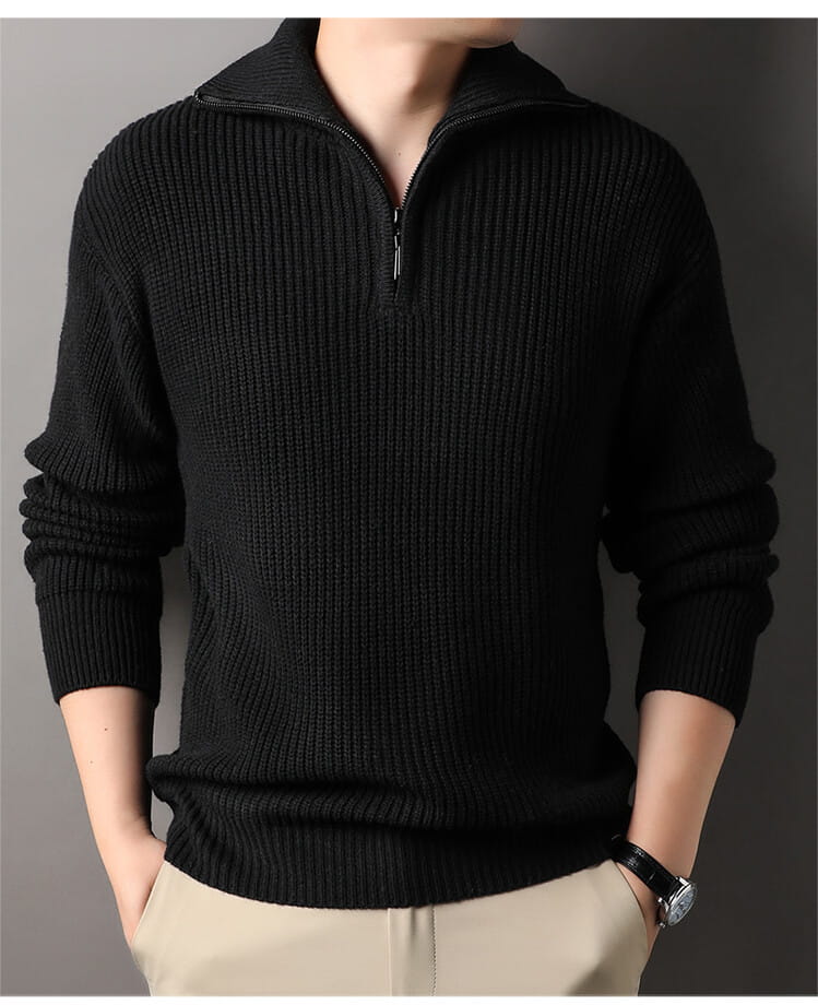 Herren-Halbrollkragenrippstrickpullover aus schwarzem Strickstoff mit Halb-Zippkragen, zeigt die Vorderseite