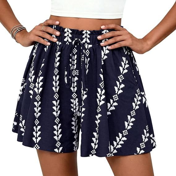 Marineblaue Shorts mit floralem Muster und hoher Taille im A-Linien-Schnitt mit weißem geometrischem Muster und elastischem Bund, von vorne abgebildet.