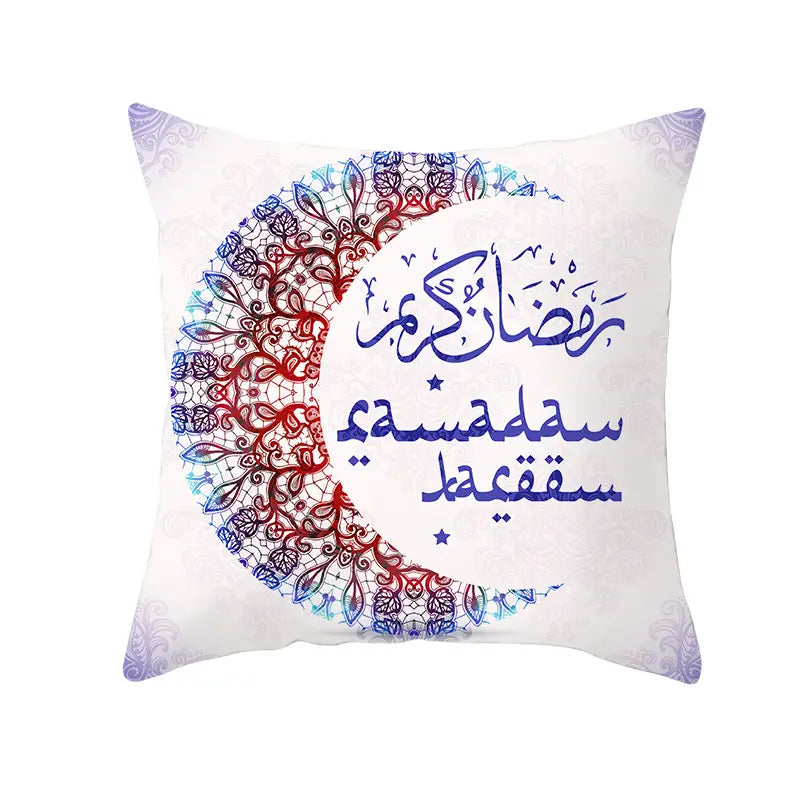 Cojín decorativo blanco con un diseño de luna creciente, patrones florales intrincados en rojo y azul, y caligrafía árabe para la funda de cojín de Ramadán Kareem azul y oro para linterna Eid.