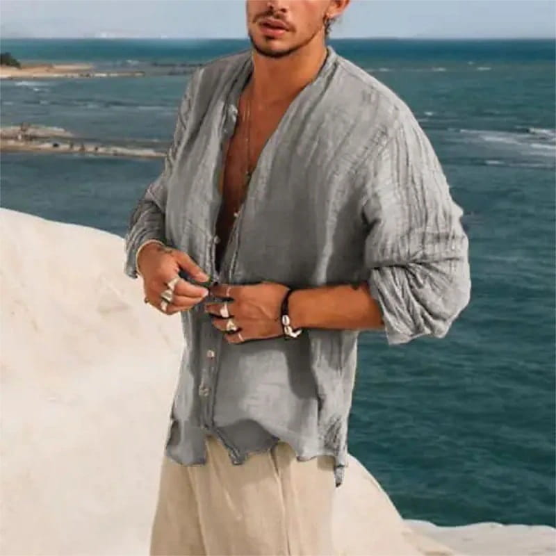 Chemise en lin pour homme, gris clair, à manches mi-longues, coupe ample, manches retroussées et avant boutonné, idéale pour une tenue d’été décontractée.