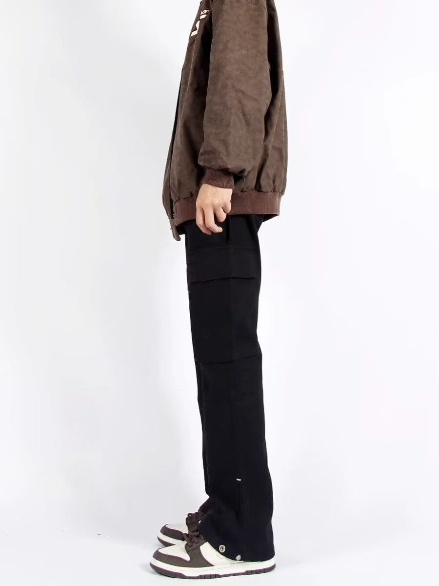 Pantalones cargo negros con múltiples bolsillos y un ajuste relajado de pierna recta, adecuados para el uso casual y de utilidad