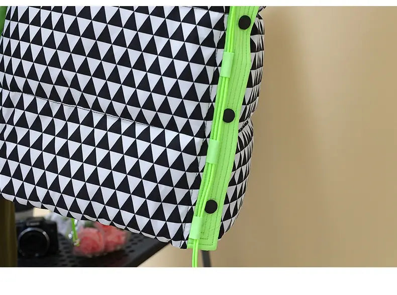 Sac à dos matelassé noir et blanc à motifs triangulaires, avec tirette de fermeture zippée vert néon, présenté avec un manteau matelassé en coton pour femmes style pied-de-poule à carreaux.