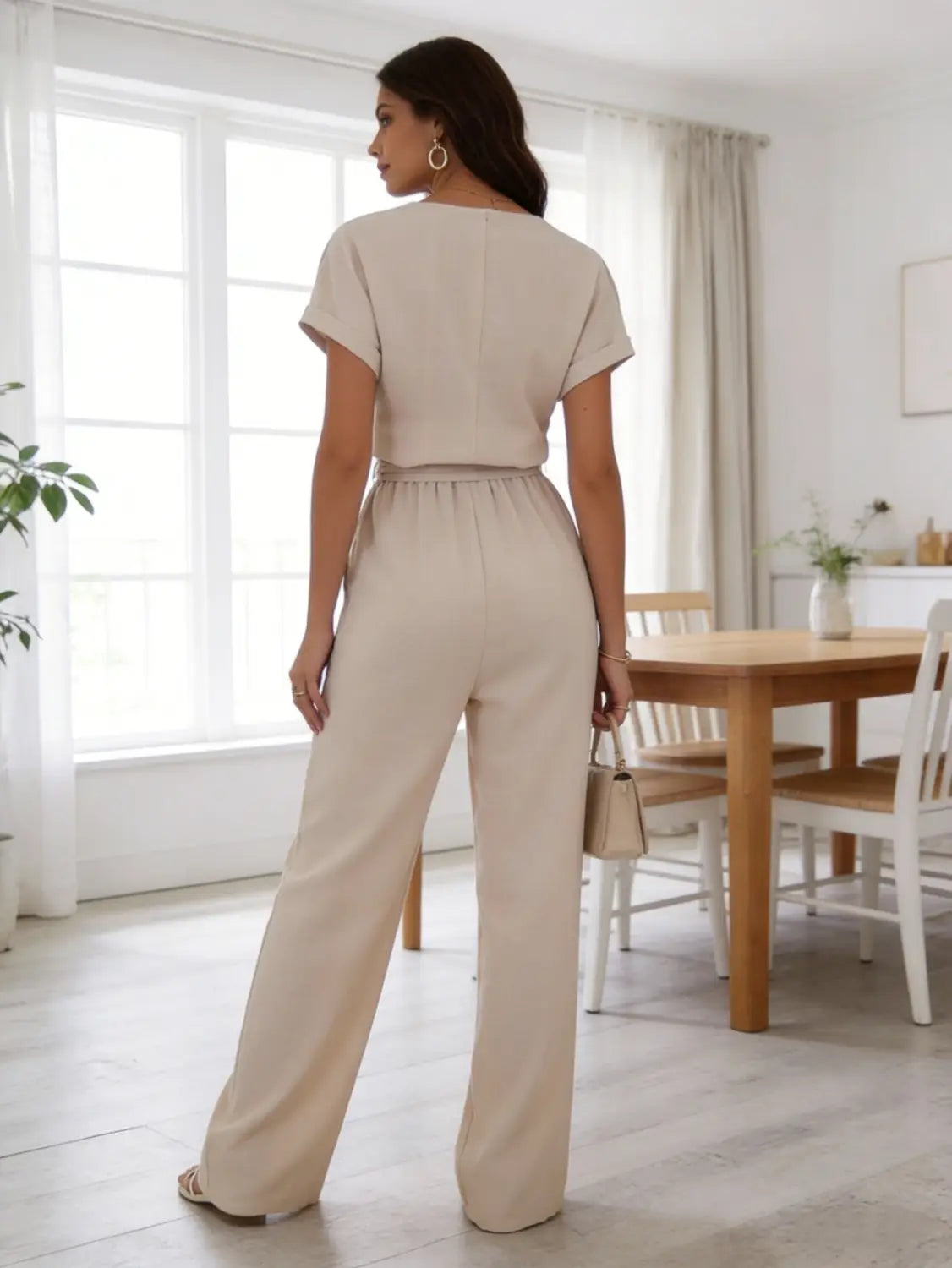 Mono de lino color beige con mangas cortas y ajuste relajado, con conjunto a juego de pantalón de pernera ancha
