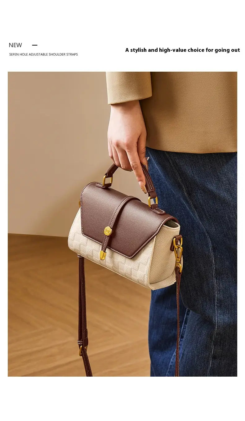 Beige- und braune zweifarbige Webleder-Crossbody-Handtasche mit strukturiertem Muster, goldfarbenen Akzenten und verstellbaren Schultergurten.