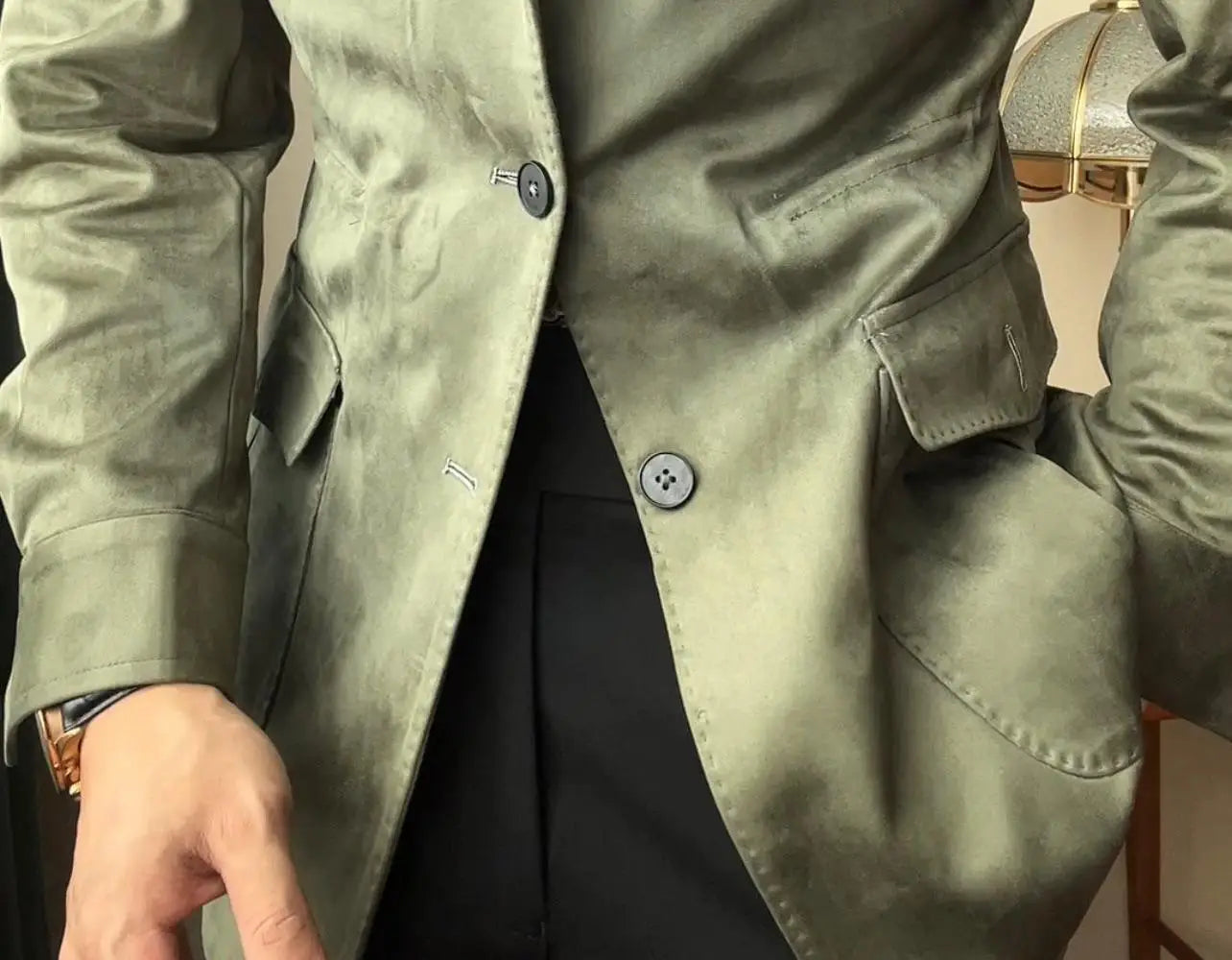 Abrigo de terciopelo de ante para hombre retro de primavera color verde oliva, con material de ante verde oliva, botones gris oscuro y bolsillos de solapa.