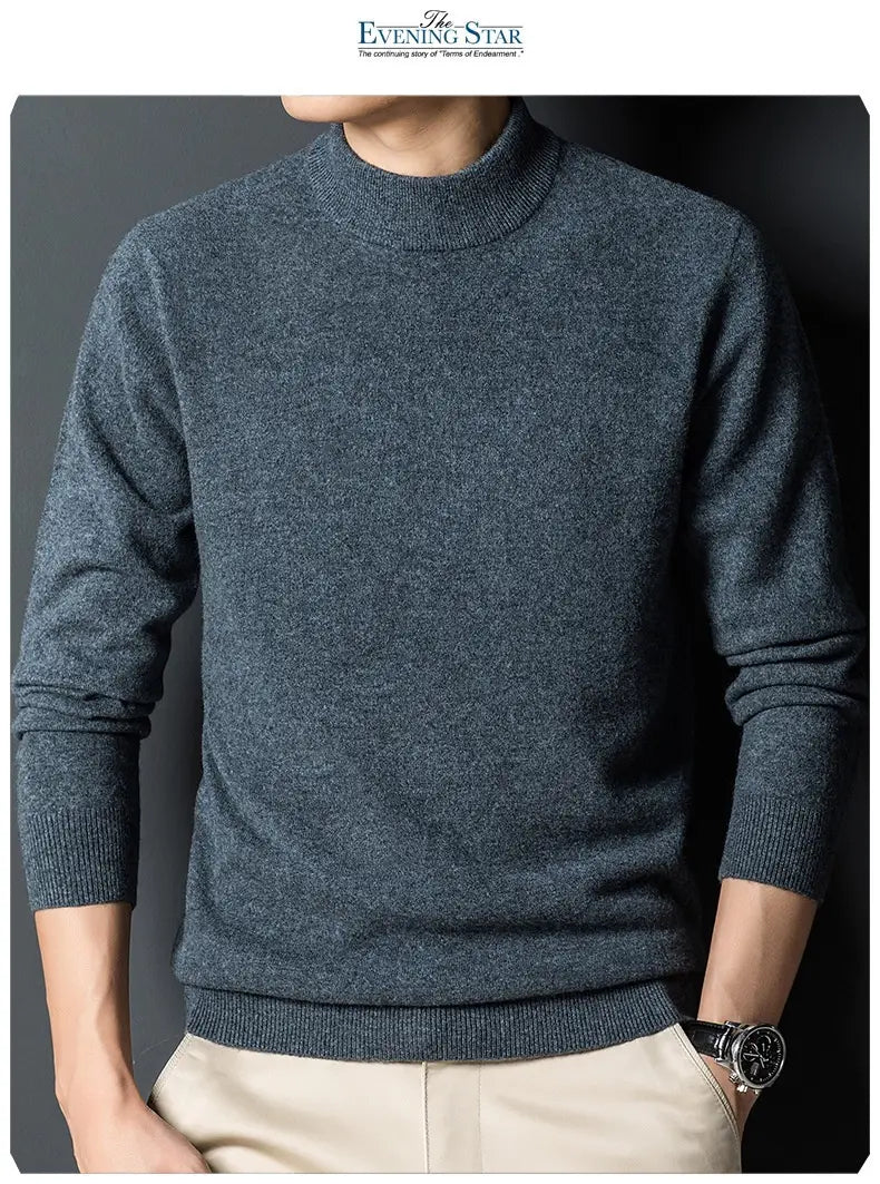 Ein dunkelgrauer, fein gestrickter Herren-Pullover mit Stehkragen im Slim-Fit mit gerippten Bündchen und Saum.