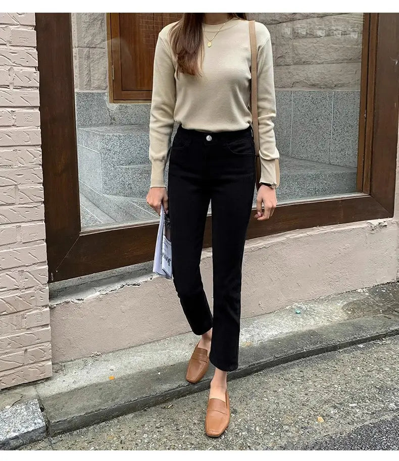 Schwarze Samtgefütterte High-Waist-Jeans-Leggings in schwarzem gekürztem Denim, von der Rückseite gezeigt, mit elegantem schwarzen Finish und bequem sitzendem High-Rise-Fit