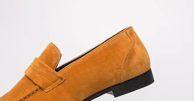 Mocassin en daim beige pour homme à enfiler, semelle en caoutchouc noire et détails cousus dans plusieurs couleurs.
