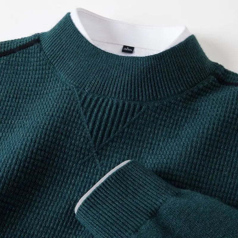 Herren-Pullover aus dunkelgrünem, geripptem Strick mit strukturiertem Stehkragen, mit kontrastierendem weißem Innenkragen und Ärmelbündchen.