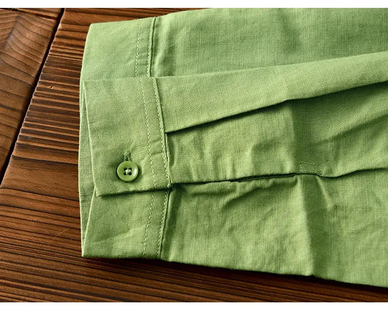 Eine weiche sagegrüne Baumwoll-Leinen-Herrenhemd-Manschette mit langen Ärmeln, Knopfverschluss, mit passendem Knopf.
