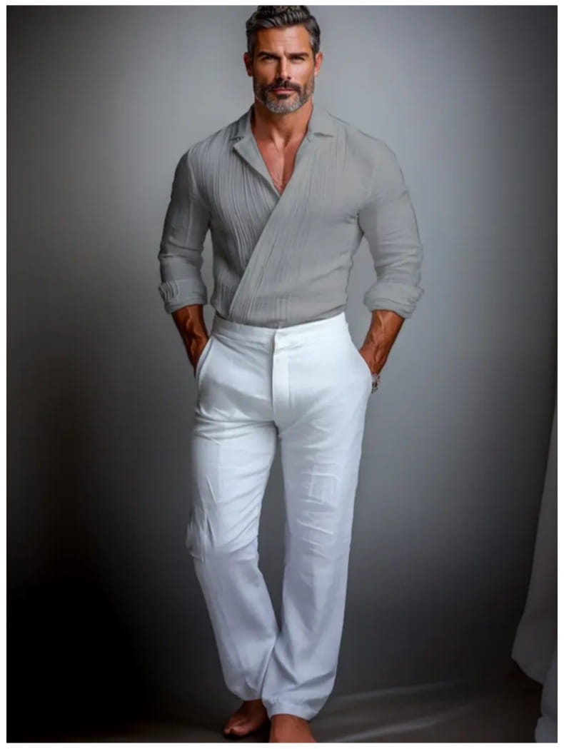 Pull homme gris clair à effet portefeuille texturé, manches longues, avec une texture cannelée verticale discrète et des poignets retroussés.