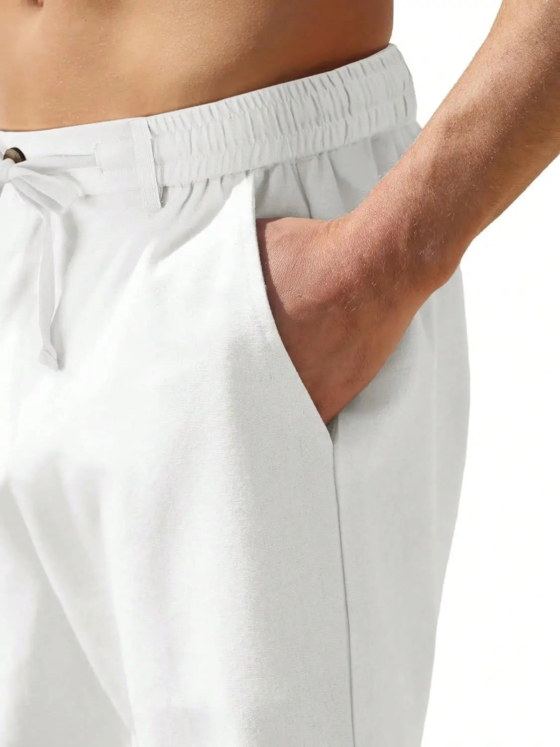 Weiße lässige Sport-Shorts mit Kordelzug aus locker fallendem Stoff mit elastischem Bund und Kordel für einen verstellbaren Tragekomfort.