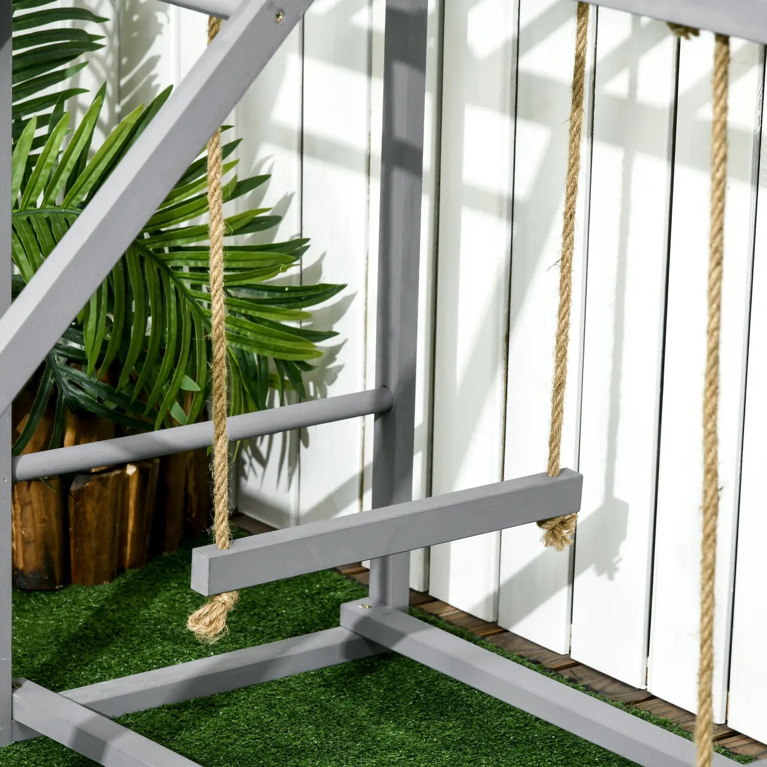 Juego de actividades para pollitos con columpio y escalera de madera