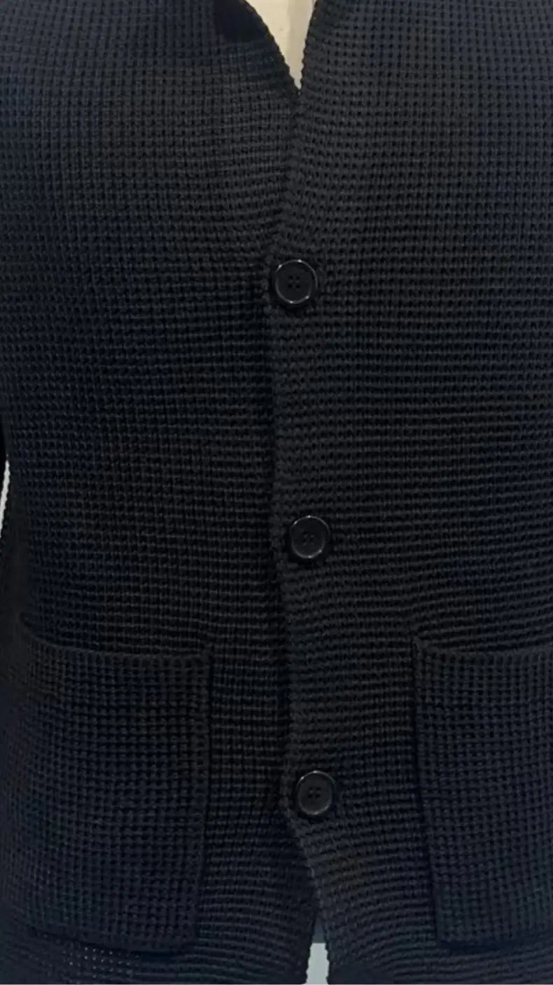 Cardigan en maille gaufrée noir pour homme, pull-over tricoté à col montant, boutons assortis et poches avant.