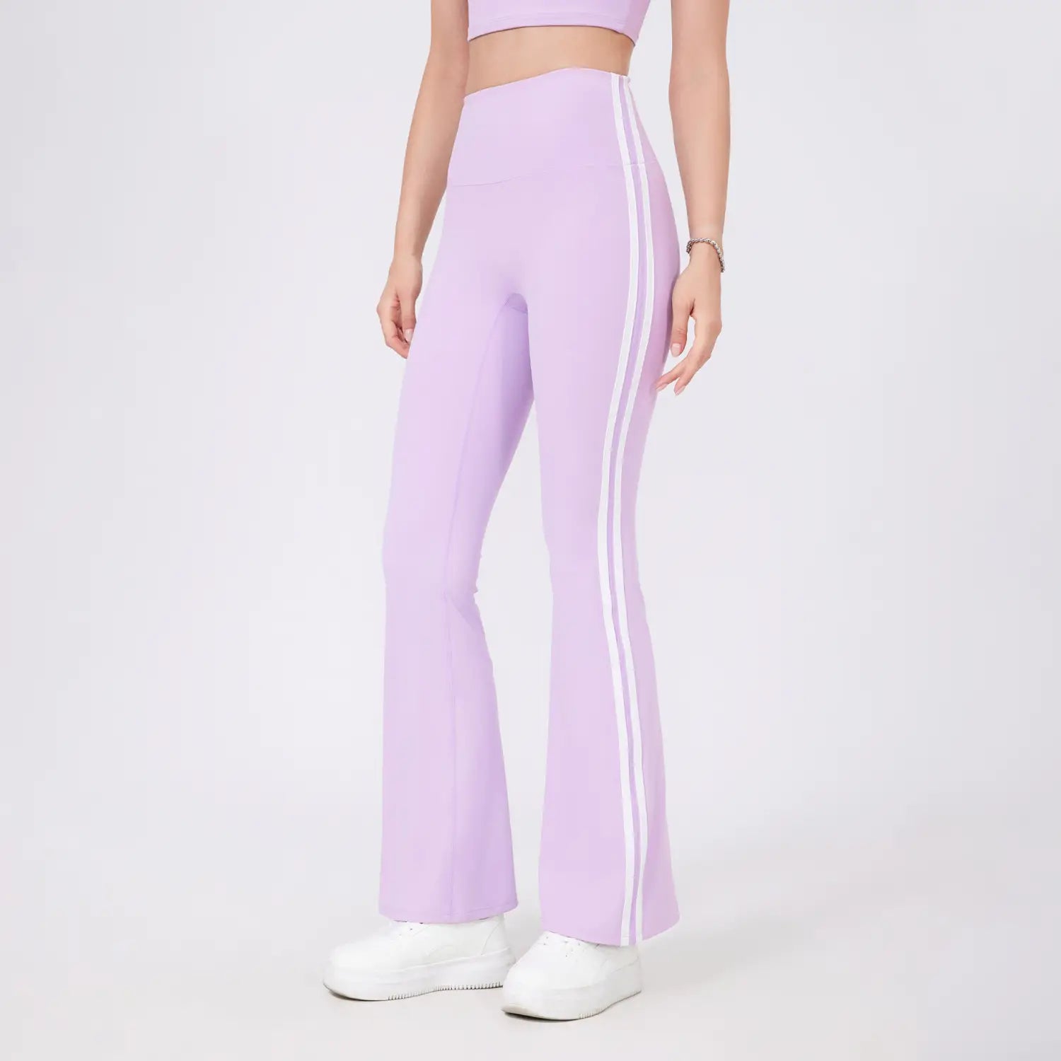 Leggings de yoga évasés taille haute lilas avec des bandes latérales blanches, conçus pour un vêtement de sport confortable.