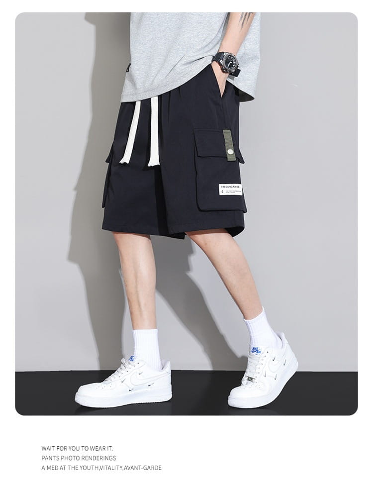 Shorts cargo décontractés noirs pour homme grande taille avec cordons blancs et une poche avant, avec une petite étiquette rectangulaire, conçus pour une coupe ample et un usage sportif