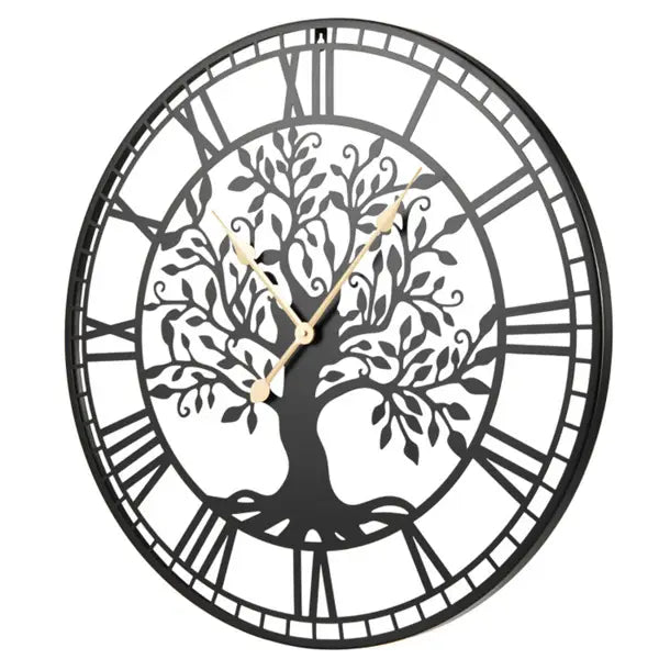 Horloge murale en métal noir « Arbre de vie » de 27 pouces, présentant un design détaillé d’arbre de vie avec des chiffres romains et des aiguilles à tons dorés.