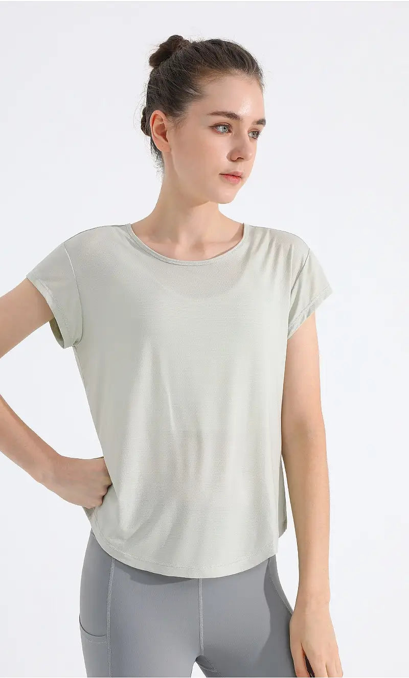Hellgrünes Damen-T-Shirt mit kurzen Ärmeln, schnell trocknend, aus Mesh-Gewebe, mit entspannter Passform und Rundhalsausschnitt für Yoga und den sportlichen Einsatz.