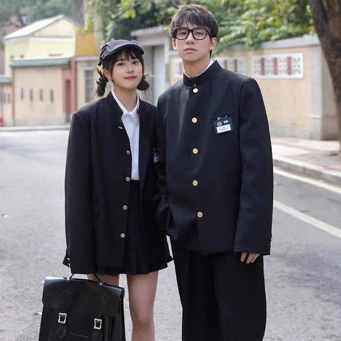 Schwarze Ledertasche/Kurierledertasche mit silberfarbenen Schnallen und einer klar rechteckigen Form, entworfen für den schwarzen japanischen Schuluniform-Anzug für Herren.
