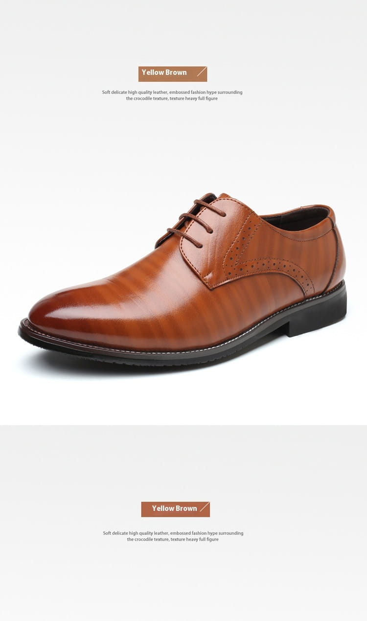Chaussure habillée de type oxford en cuir pour homme, brogue, en cuir brun jaune, avec des détails brogue et une semelle en caoutchouc noir.
