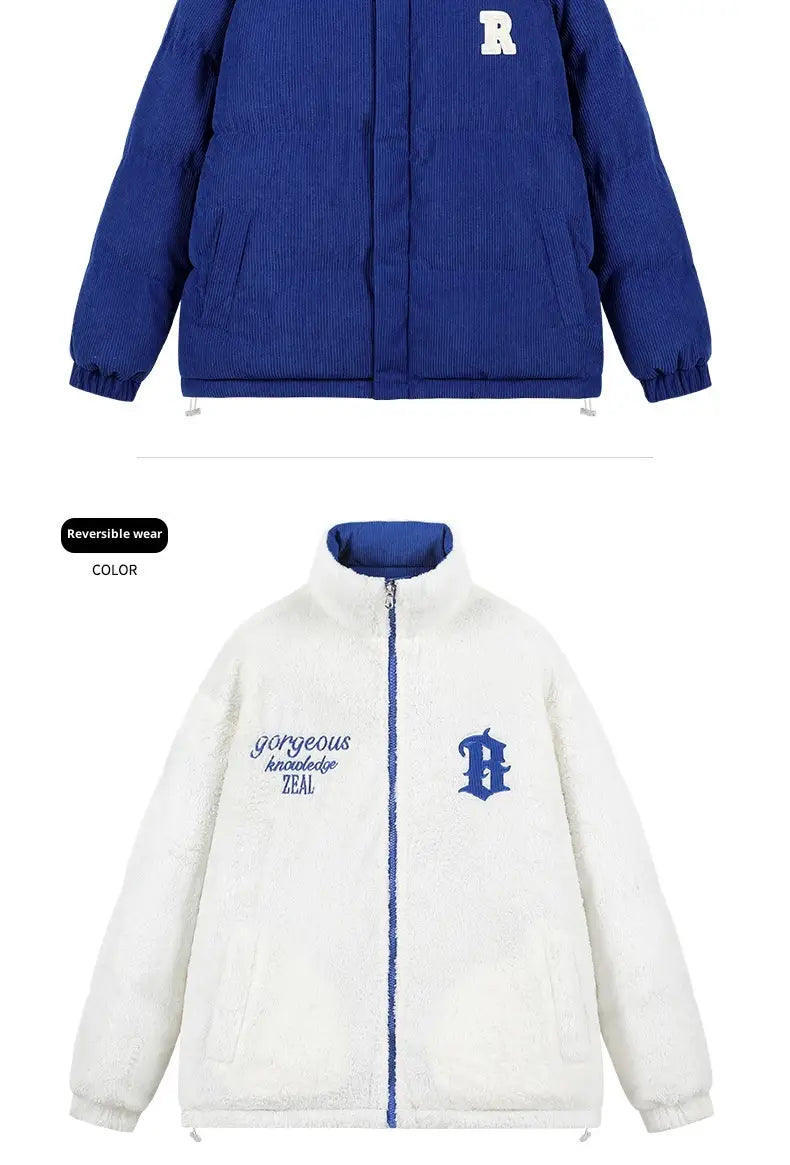 Blaue und weiße reversible Cord-Pufferjacke mit Fleece-Fütterung als warmem Mantel, mit auffälligem dunkelblauem r-Logo und besticktem Text „gorgeous knowledge ze“ auf der Brust.