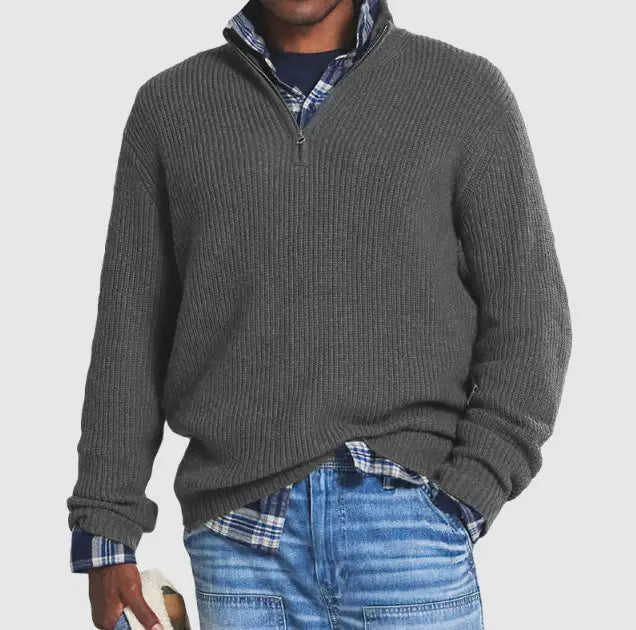 Pull en maille à col montant zippé au quart pour hommes, en maille côtelée grise, porté par-dessus une chemise à carreaux