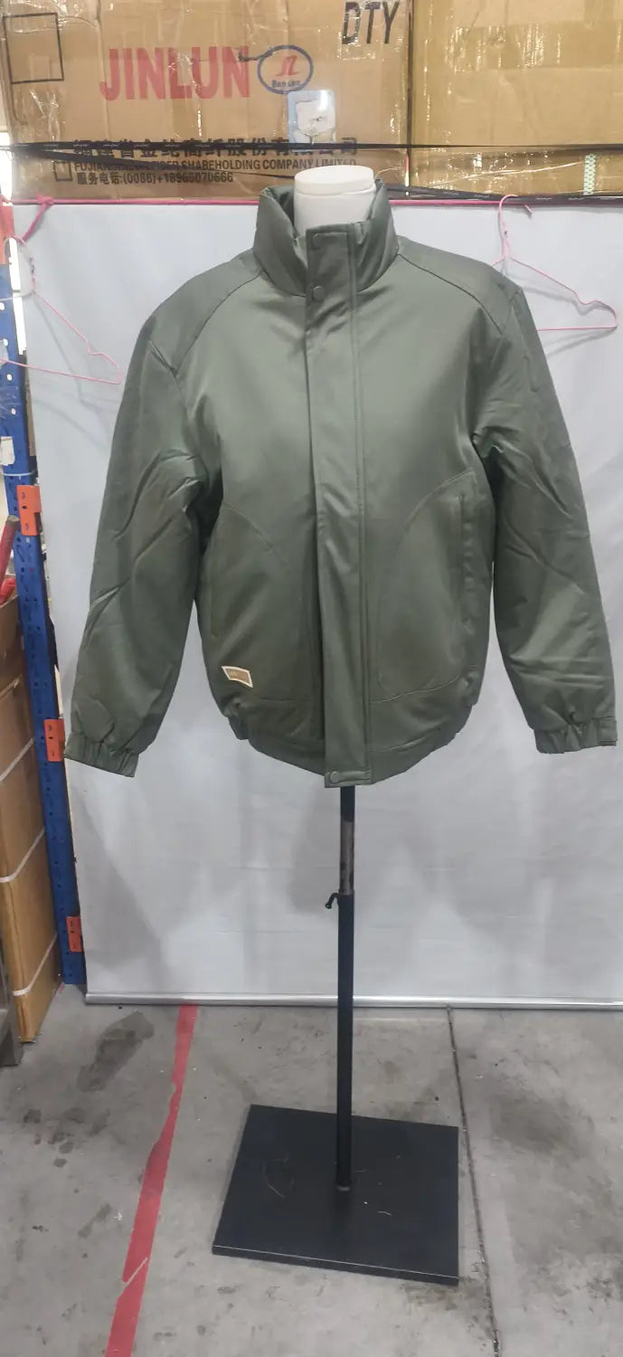 Herren-Steppjacke für Arbeitskleidung in Olivgrün mit Steppdesign, hohem Kragen und Reißverschlussverschluss.