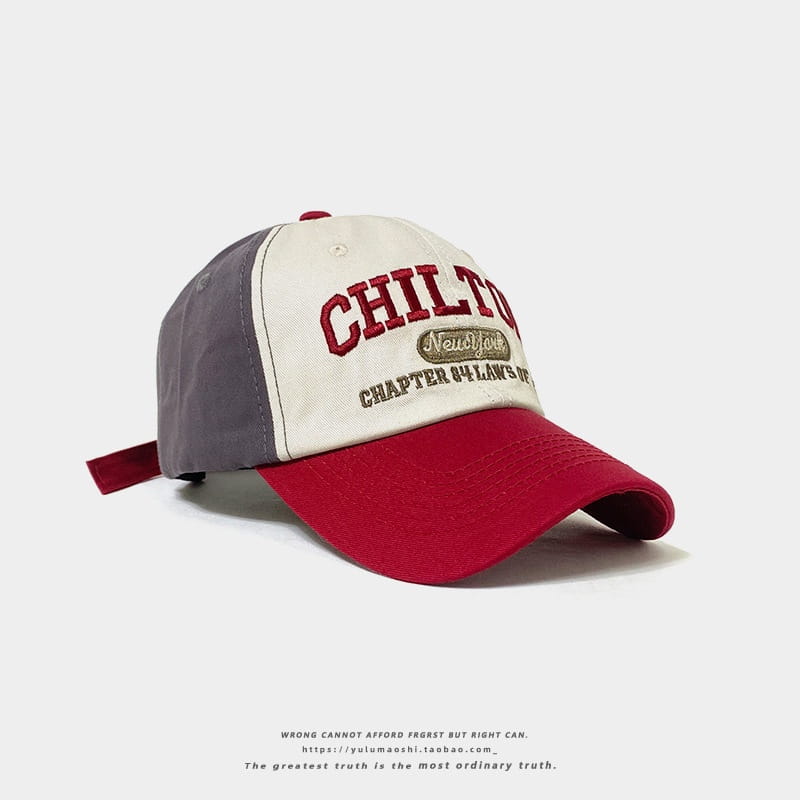 Chapeau de soleil en casquette de baseball rétro à empiècements contrastés bleu marine, gris et crème, avec lettrage « Chilton » bordeaux brodé sur le panneau avant.